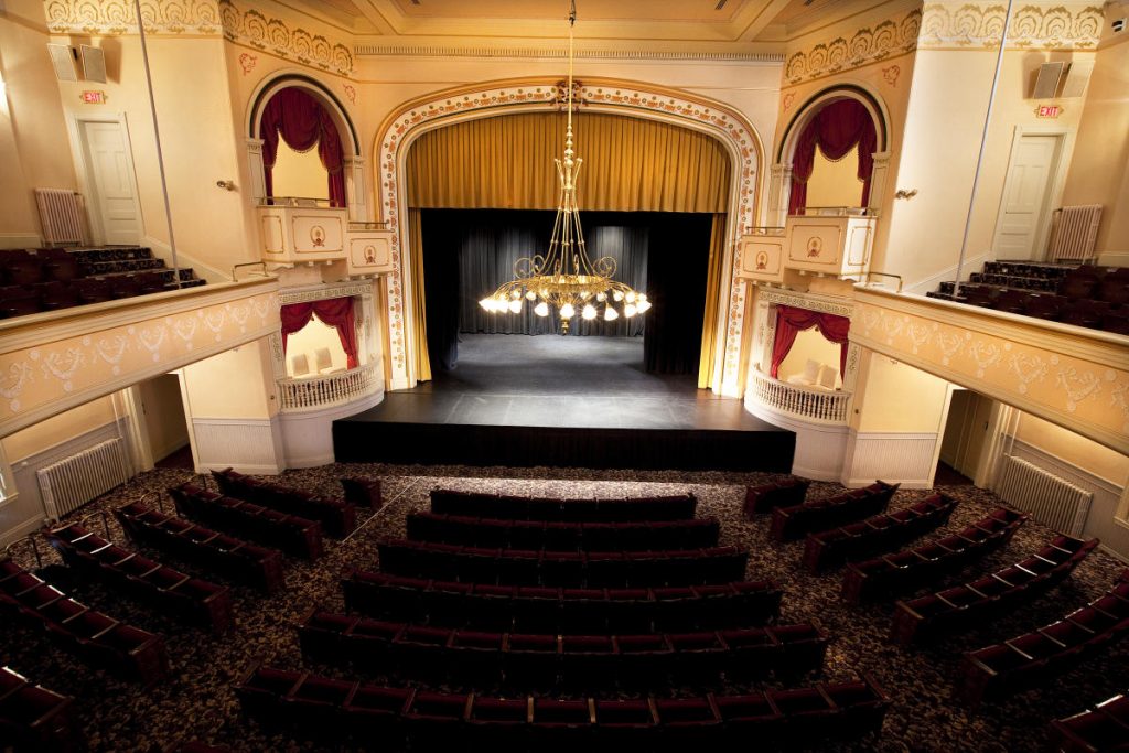 how many people does newberry opera house seat